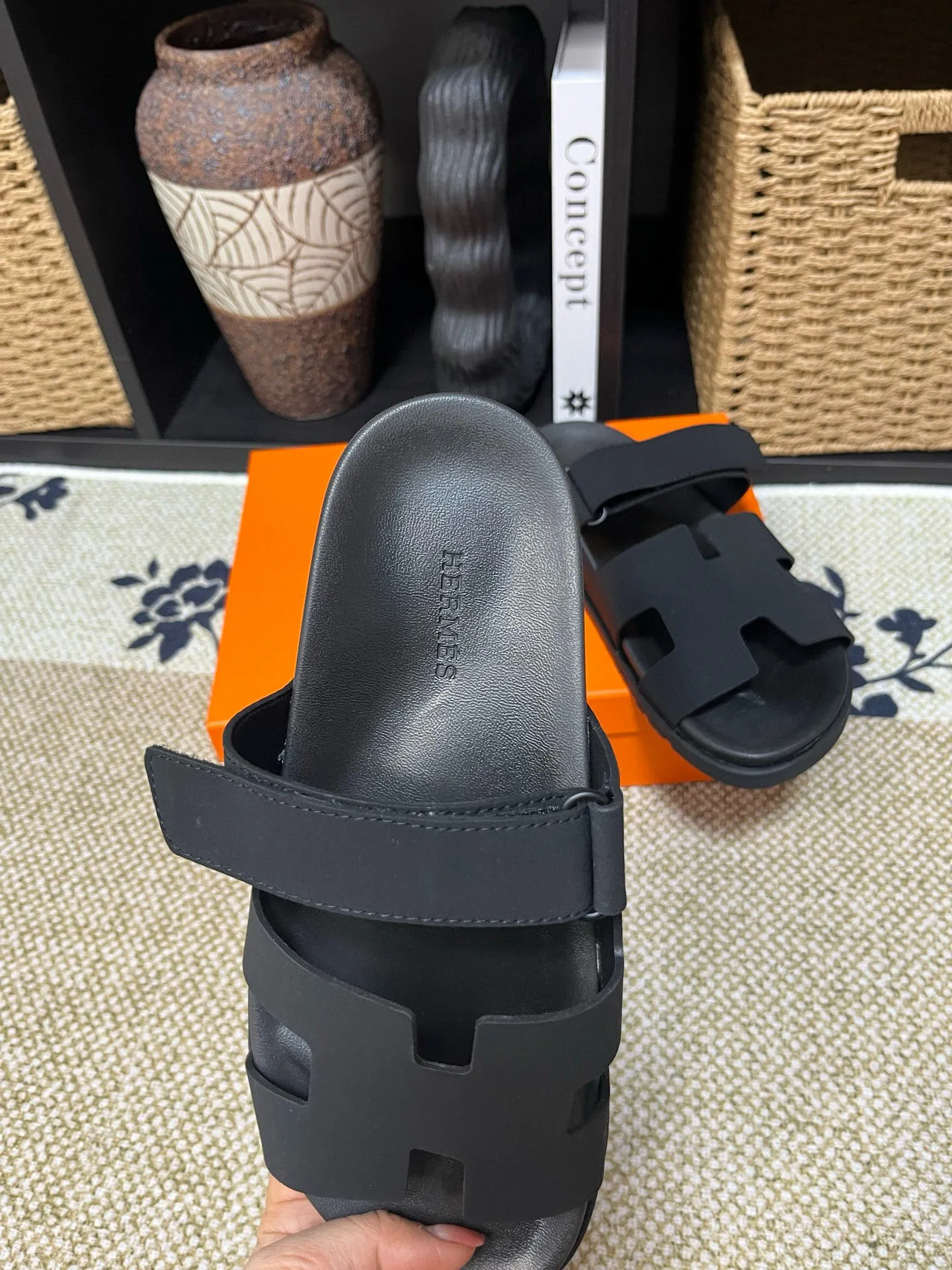 P300 Long-term stock Hermes men’s Kazimir slippers for couples - top quality woven calfskin functional sandals with intertwined uppers inspired by the “H” iconic pattern to create a casual look, perfect for summer. Imported cowhide + cowhide lining + TUP outsole Size: 35-46